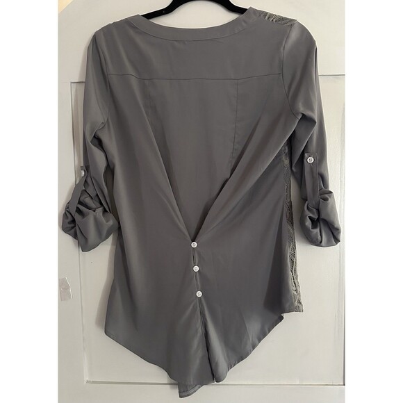 Women’s Gray Long Sleeve High Low Blouse W/ Lace Accent Button Pleated Back Sz S - Picture 3 of 3